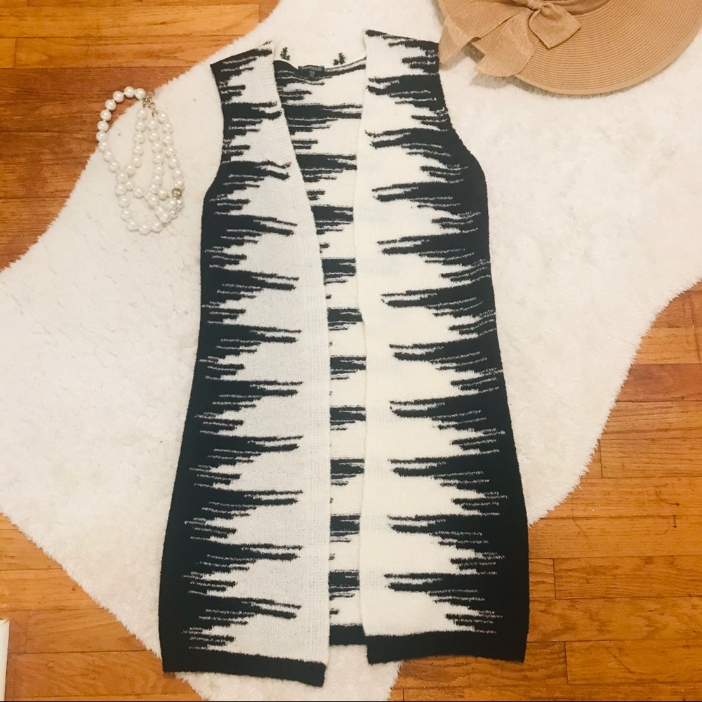Sleeveless Wool Duster EUC Black White Print Mediu